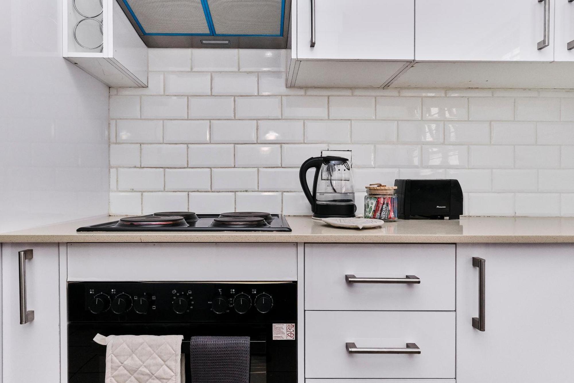 Stylish 2-bed With Wifi, Netflix, Pool & Braai - Prime Broadacres Location * Sandton
