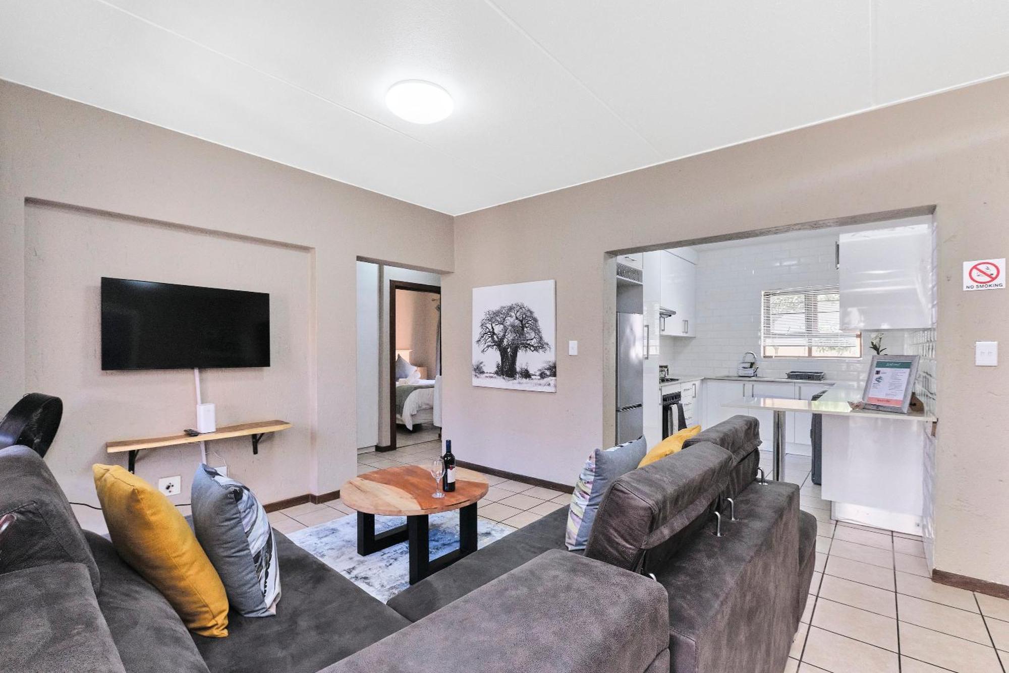 Apartment Stylish 2-bed With Wifi, Netflix, Pool & Braai - Prime Broadacres Location Sandton