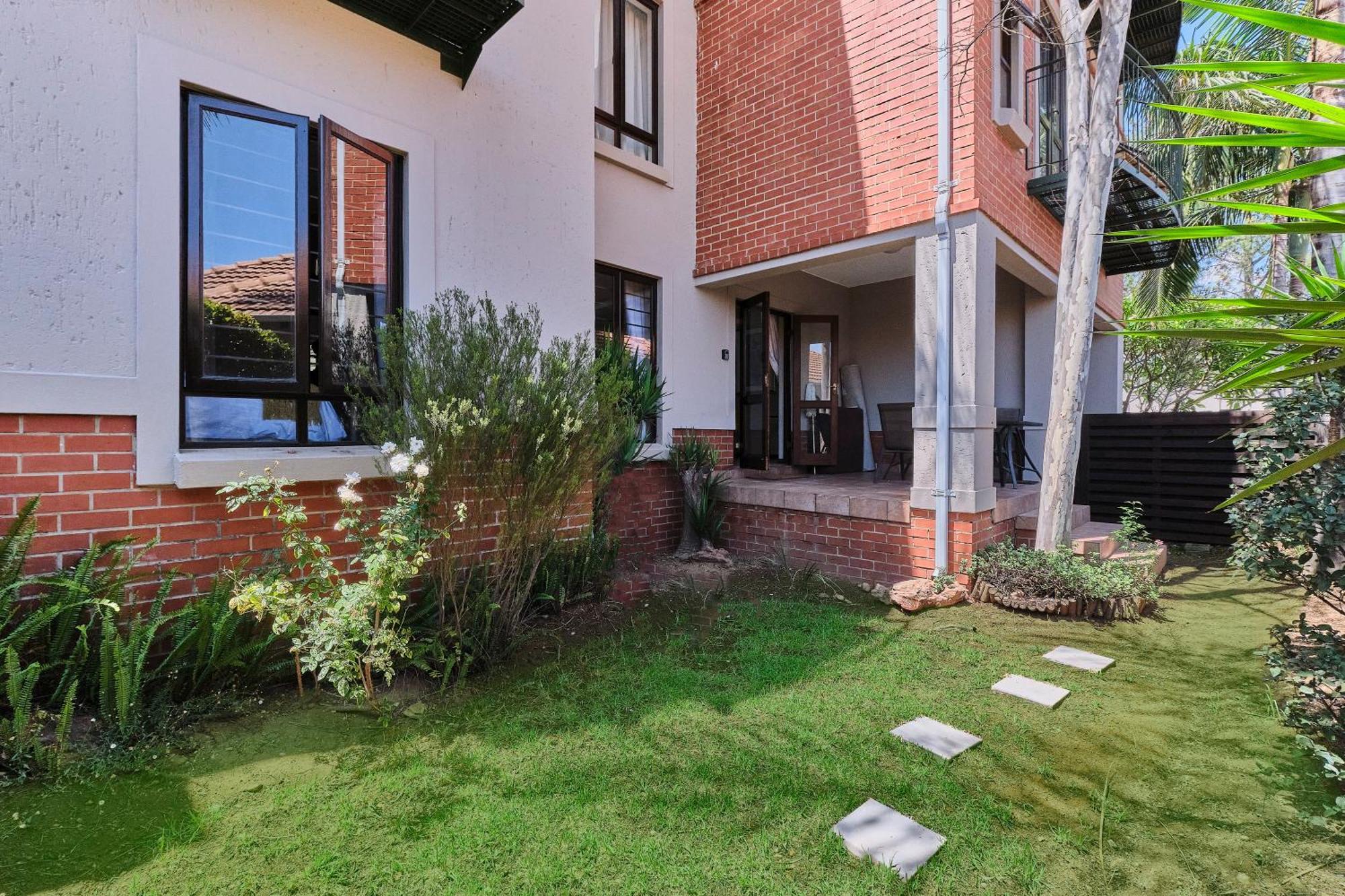 Stylish 2-bed With Wifi, Netflix, Pool & Braai - Prime Broadacres Location * Sandton