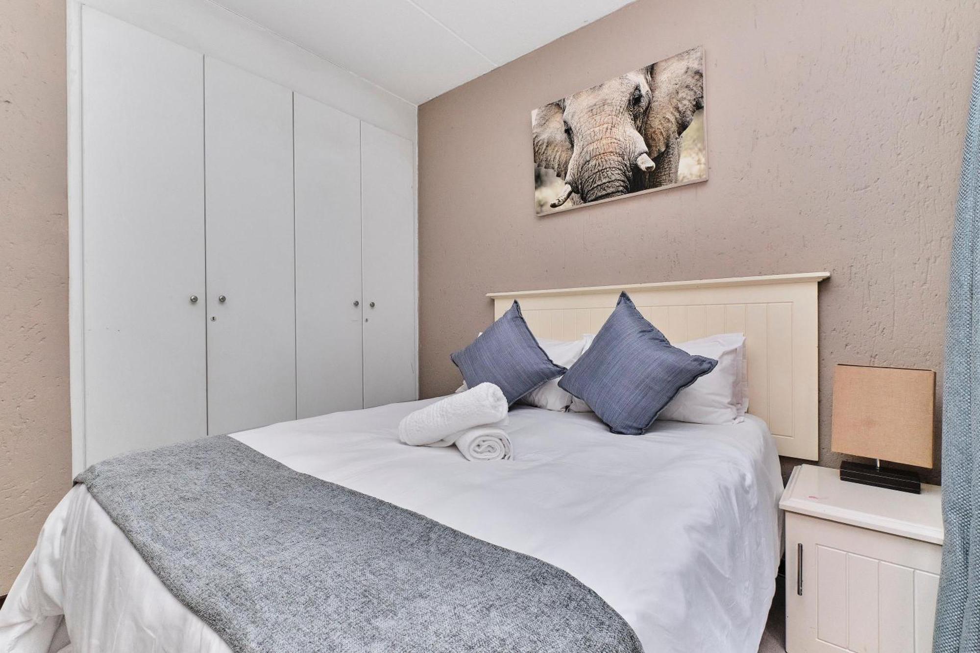 Stylish 2-bed With Wifi, Netflix, Pool & Braai - Prime Broadacres Location Apartment Sandton